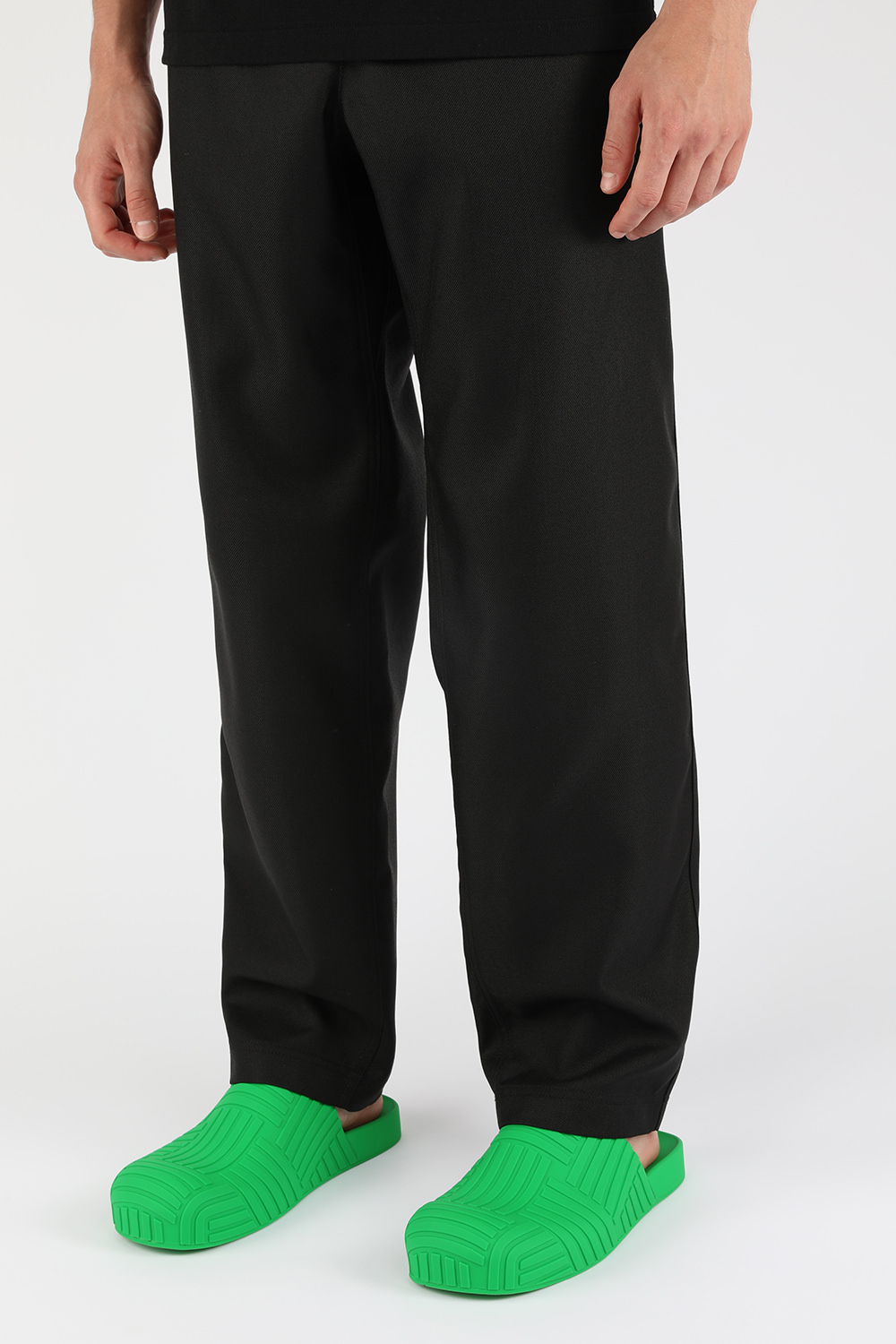 סנדלי סליידס מגומי עם טקסטורה אייקונית